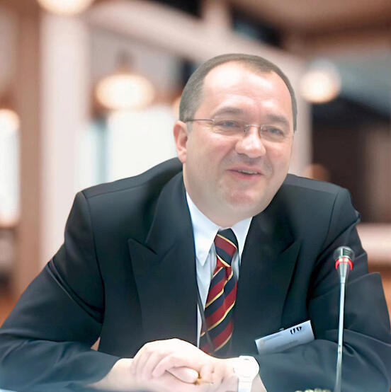 Programme adviser Gültekin Özaltınordu speaking at an international business event